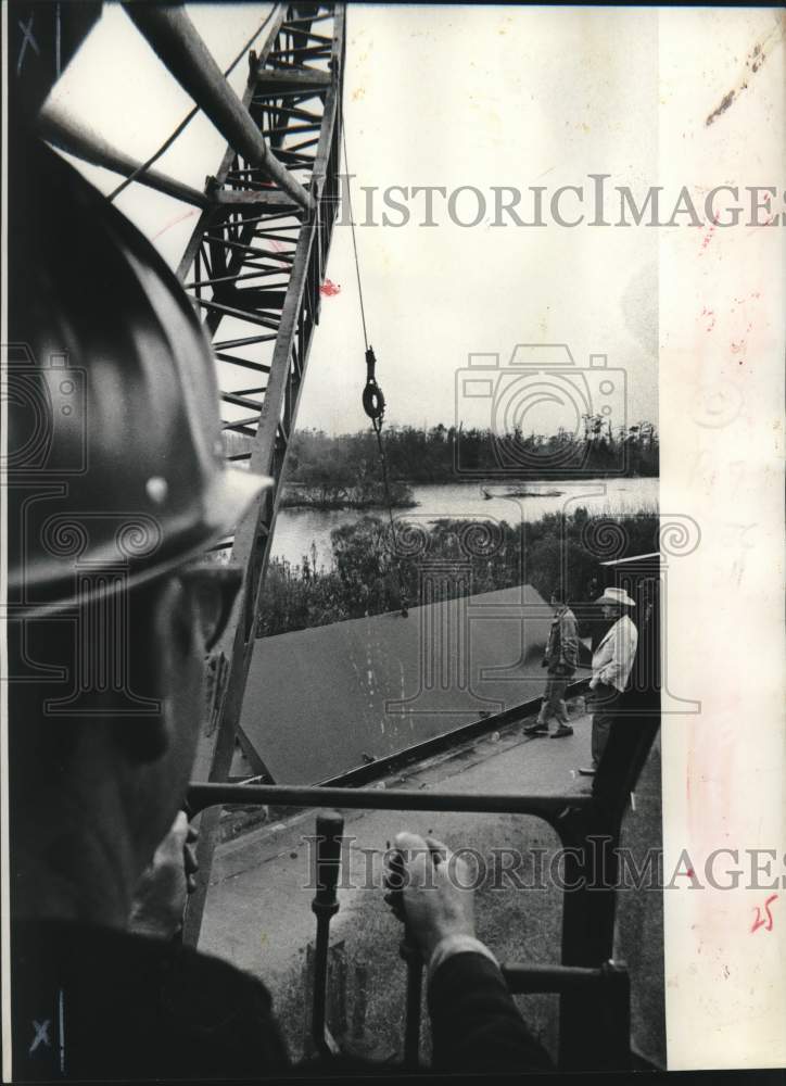 1975 Press Photo Levee raised to protect New Orleans Airport east-west runway- Historic Images