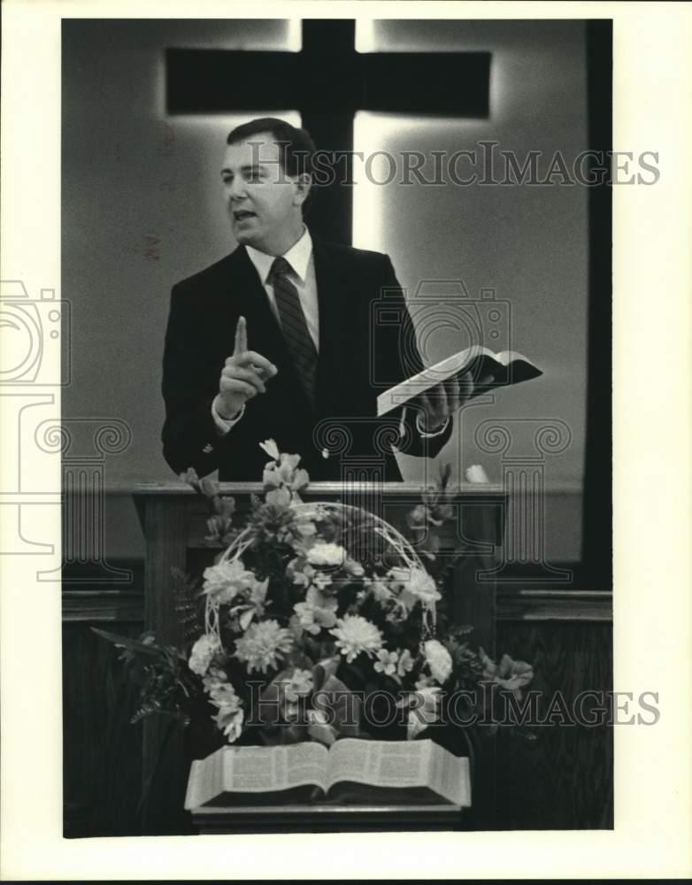 1985 New Orleans Baptist Theological Seminary Speaker at pulpit - Historic Images