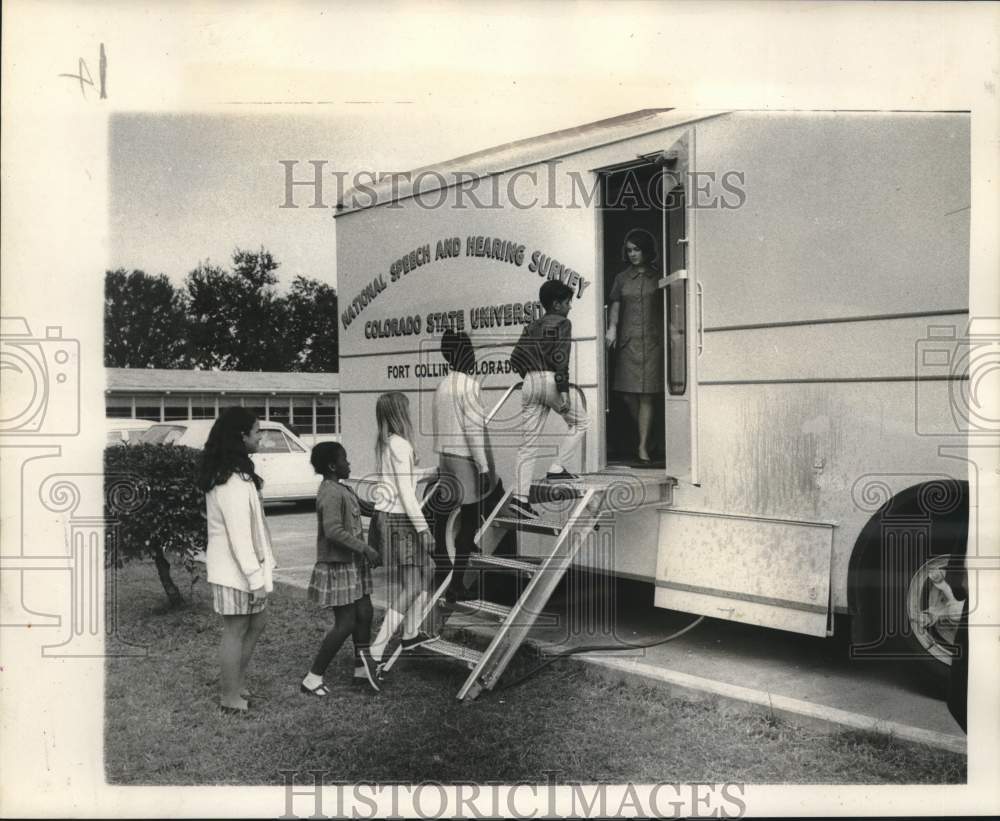 1968 Press Photo Students enter mobile speech &amp; hearing testing van - noc26434 - Historic Images