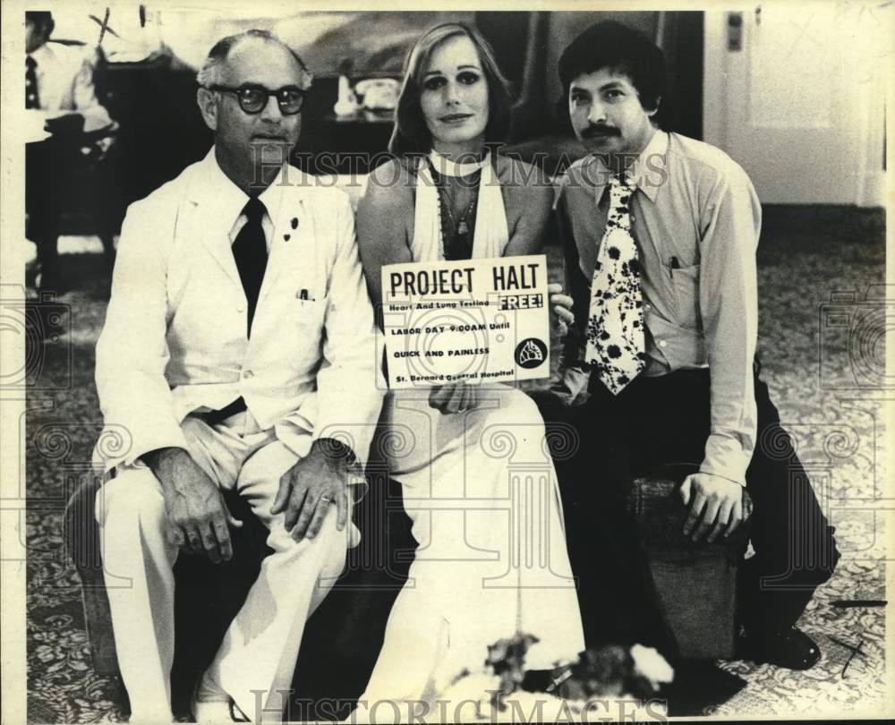 1974 Sally Kellerman with hospital officials at Project Halt event - Historic Images