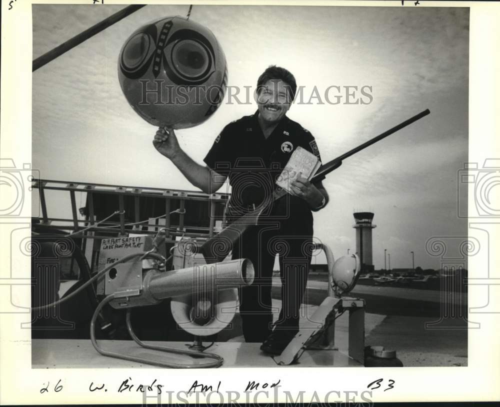 1989 Press Photo New Orleans Lakefront Airport Ernie Stephens on bird patrol - Historic Images