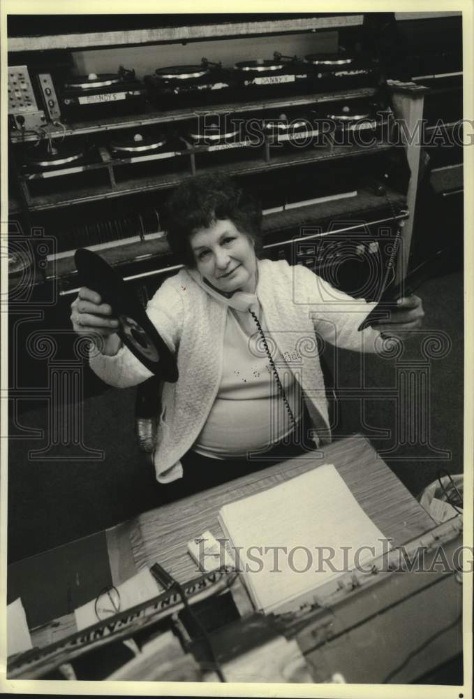 1988 Press Photo Helen Reutzel takes a phoned-in request from Pittsburgh studio - Historic Images