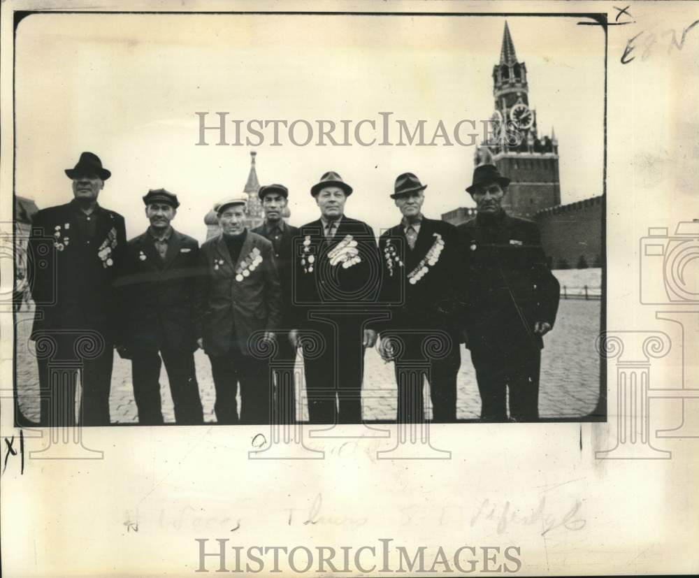 1977 Press Photo Russians pose and show off their medals in The Red Square - Historic Images