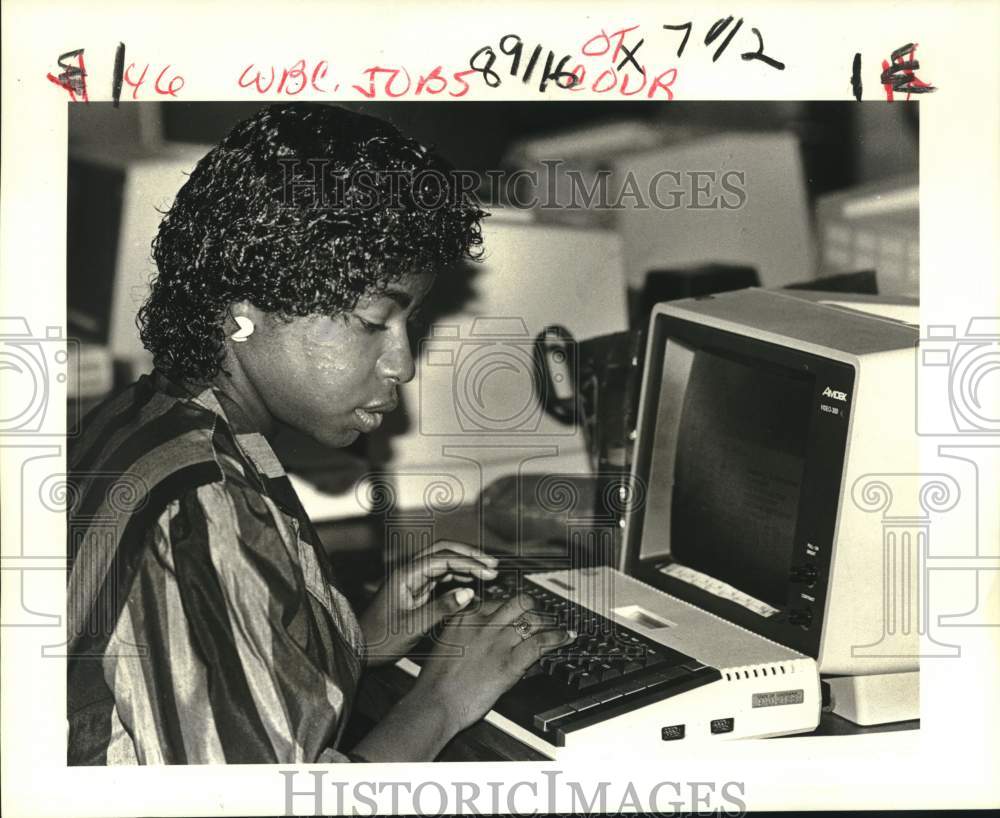 1985 Jacqueline Washington uses computer at St. Bernard College - Historic Images