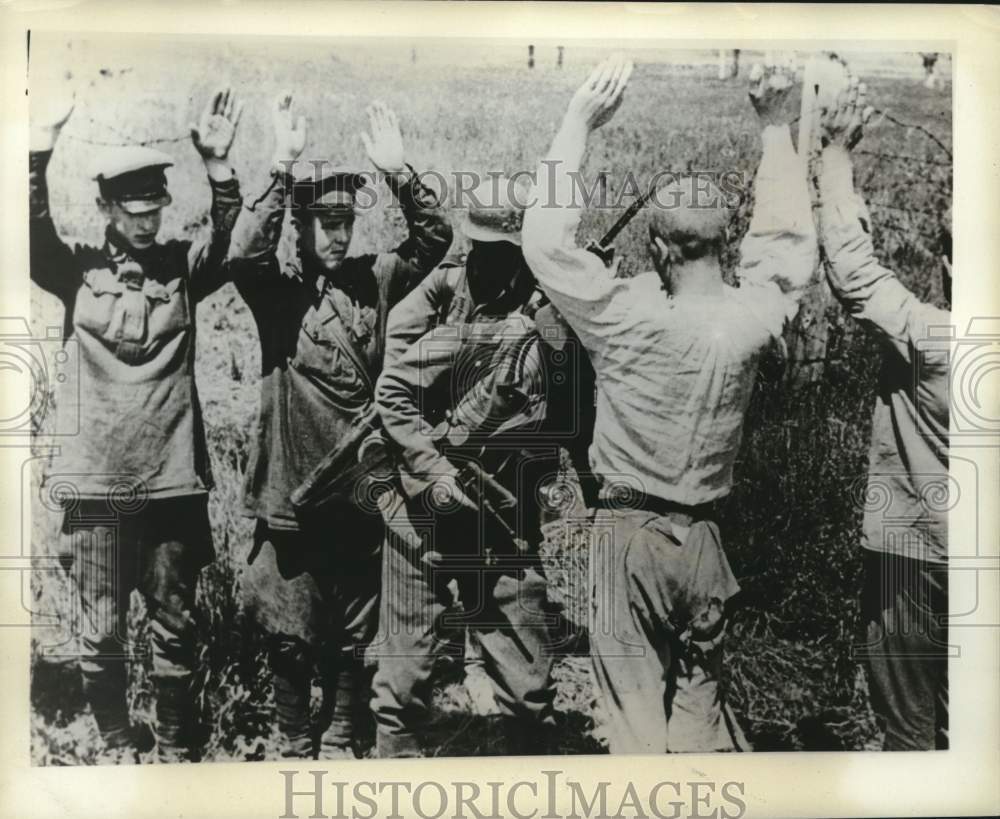 1953 Press Photo German troops search Russians after surrender - Historic Images