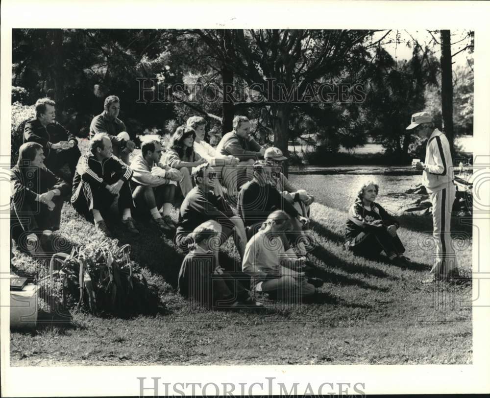 1982 Press Photo Running - Residents listen to an instructor prior to running- Historic Images