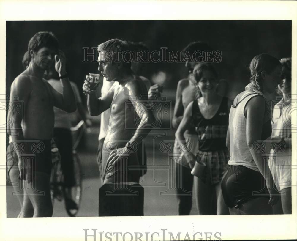 1984 Press Photo Runners cool down after a run along the levee - noc28630- Historic Images