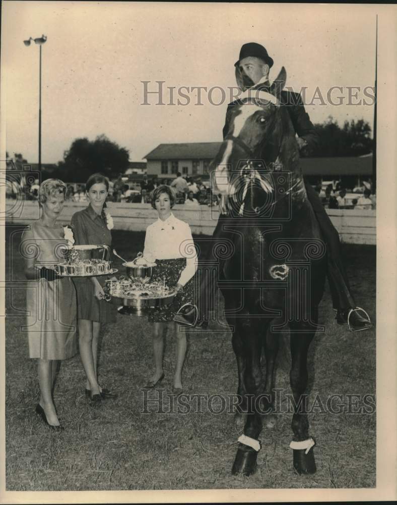 1968 Press Photo St. Martin&#39;s Horse Show - Officials with Winner Jack Morman - Historic Images