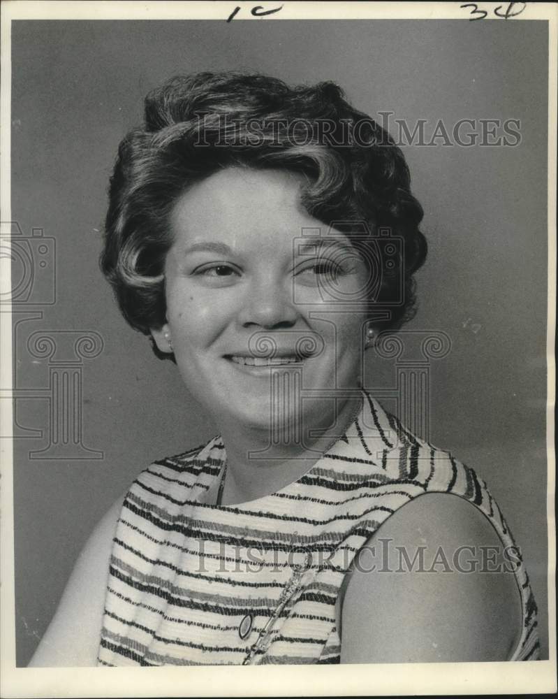 1972 Ann Lindsay Schlosser named burgess of the Jamestowne Society - Historic Images