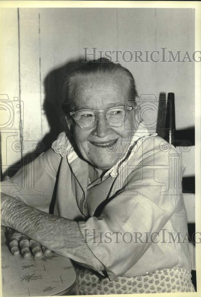 1983 Midwife Etta Nichols in cabin of Del Rio, Tennessee - Historic Images