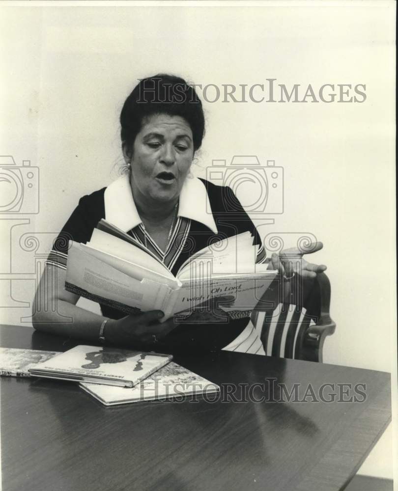 1976 New Orleans library science Professor Coleen Salley reads book - Historic Images