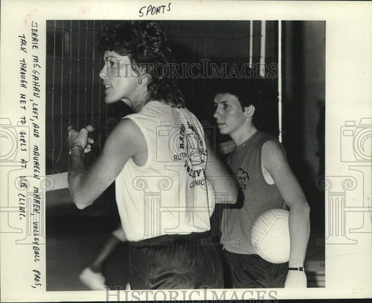 1985 Press Photo Jerrie McGahan and Marek talk to St. Martin's volleyball team- Historic Images