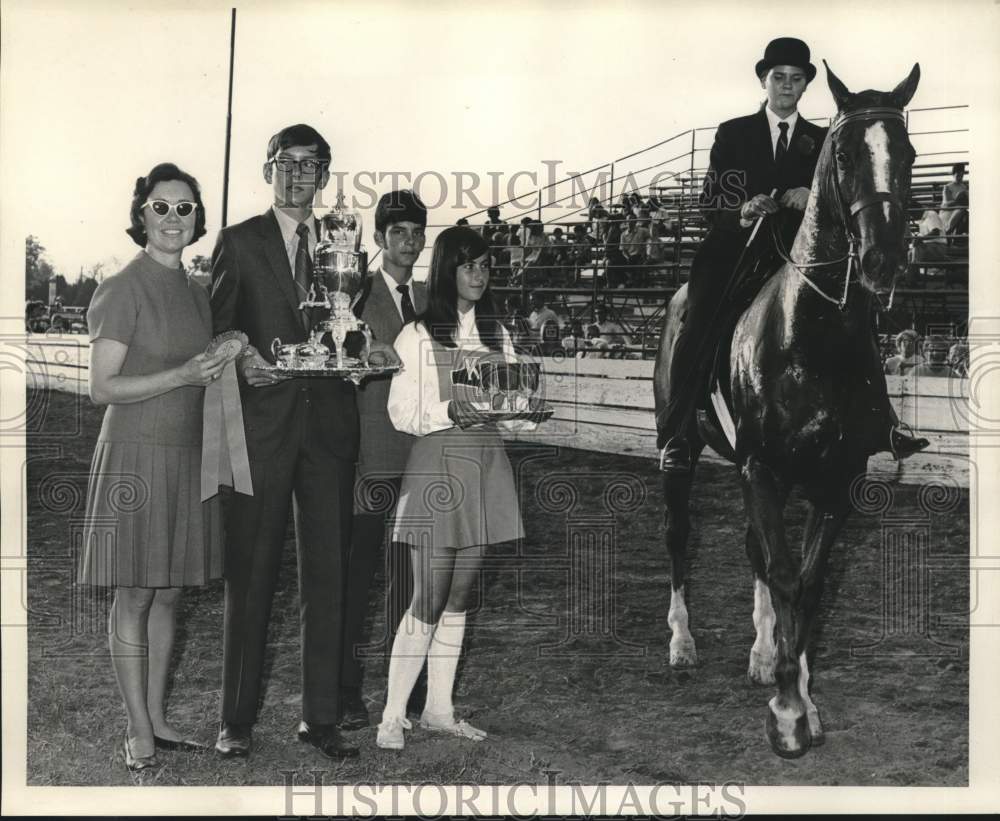 1969 Press Photo St. Martin&#39;s Horse Show awards ceremony - noc29480- Historic Images