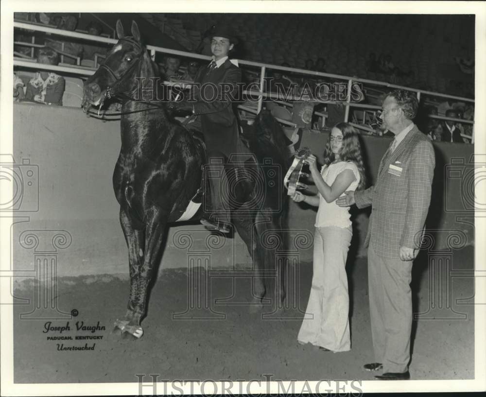 1975 Press Photo Patricia Cosia exhibits her Horse at St. Martin&#39;s Horse Show - Historic Images