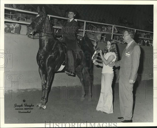 1975 Press Photo Patricia Cosia exhibits her Horse at St. Martin's Horse Show - Historic Images