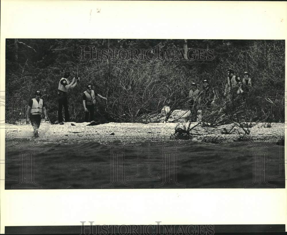 1983 Press Photo St. Tammany Sheriff&#39;s deputies along Lake Pontchartrain - Historic Images