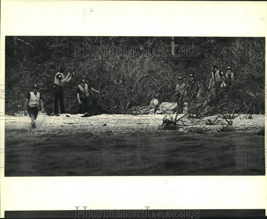 1983 Press Photo St. Tammany Sheriff's deputies along Lake Pontchartrain - Historic Images