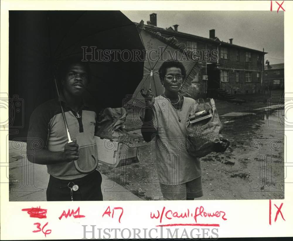 1985 Ronald Foy and Cheryl Cook carry food from St. Philip Center. - Historic Images