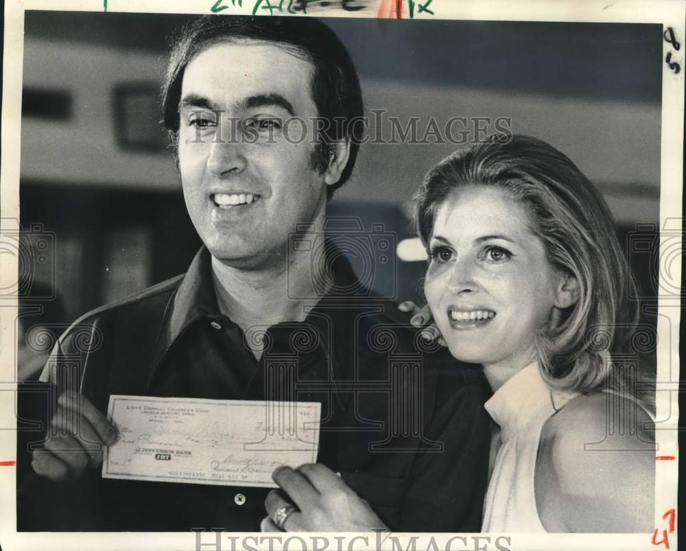 1973 Press Photo Carmen Salvino and Queen Talbott with $10,000 Keg Champ check - Historic Images