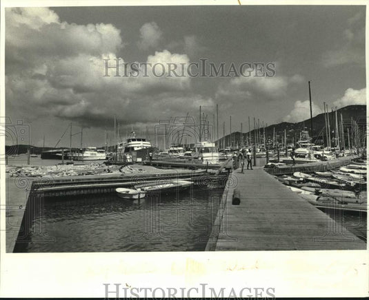 1982 Press Photo Charter boats for hire in St. Thomas Harbor at Charlotte Amalie - Historic Images
