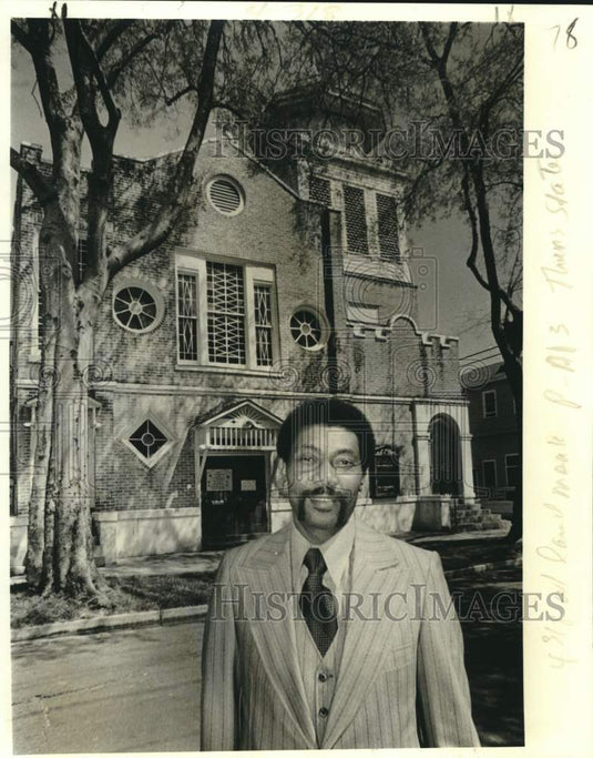 1979 Press Photo Claude Bean stands outside St. Peter's African Methodist Church - Historic Images