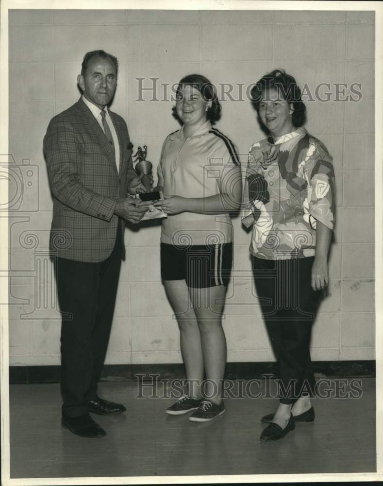 1969 Dave Scheuermann (left) presents trophies - Historic Images