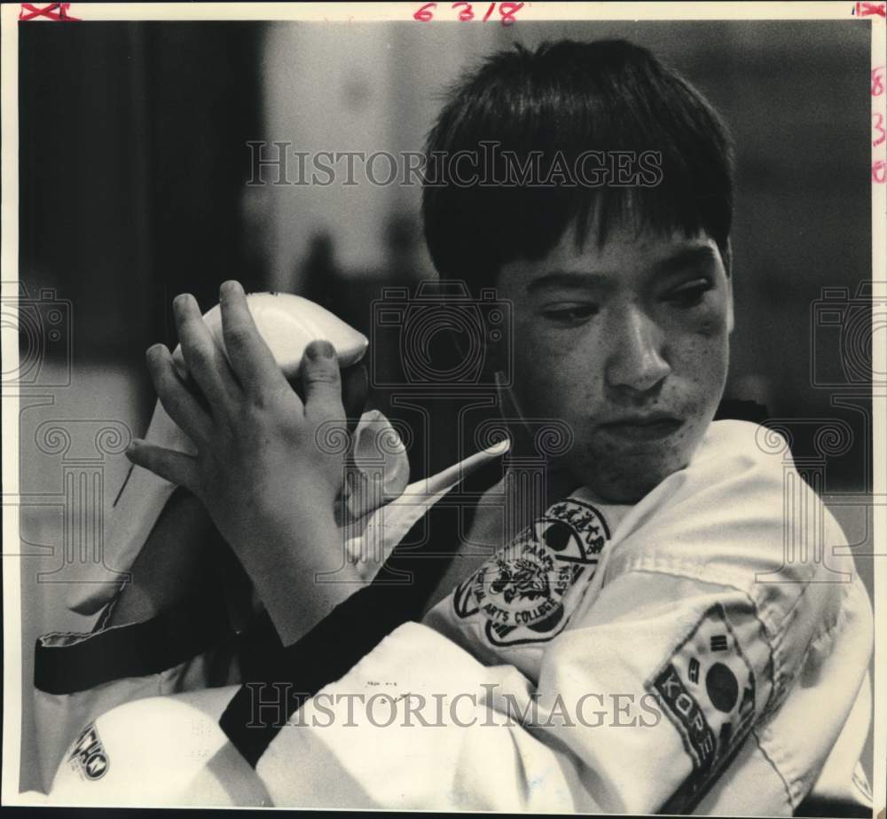 1989 Shawn Sambola prepares for his Karate workout. - Historic Images