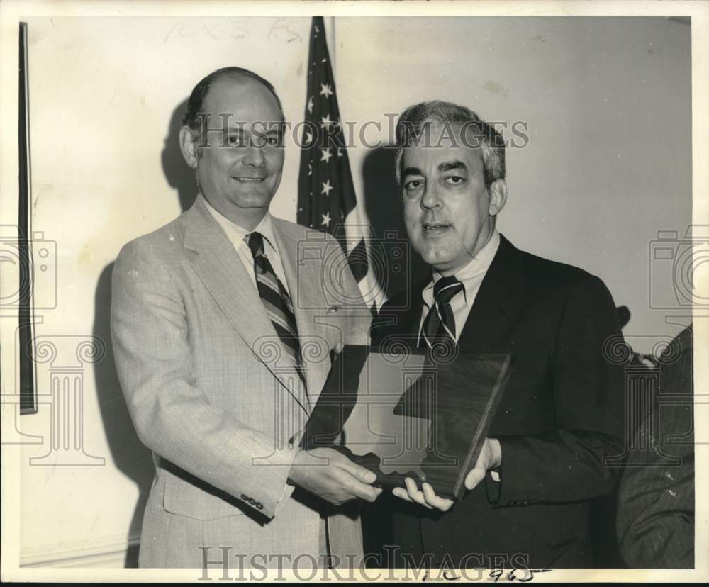 1974 Press Photo F.Walter Schieman, Surplus Line Assn. president, presents award - Historic Images