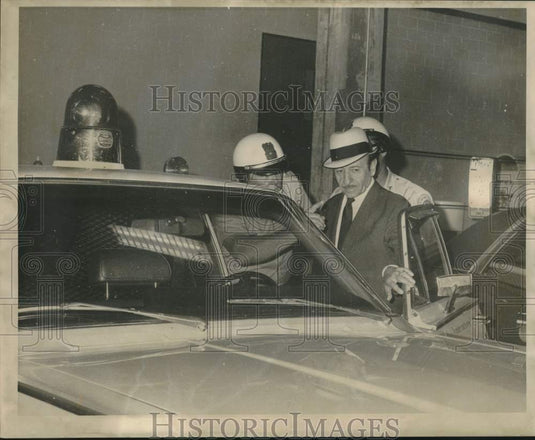 1969 Press Photo Mayor Victor H. Schiro with Patrolman at Police Car - noc30984- Historic Images
