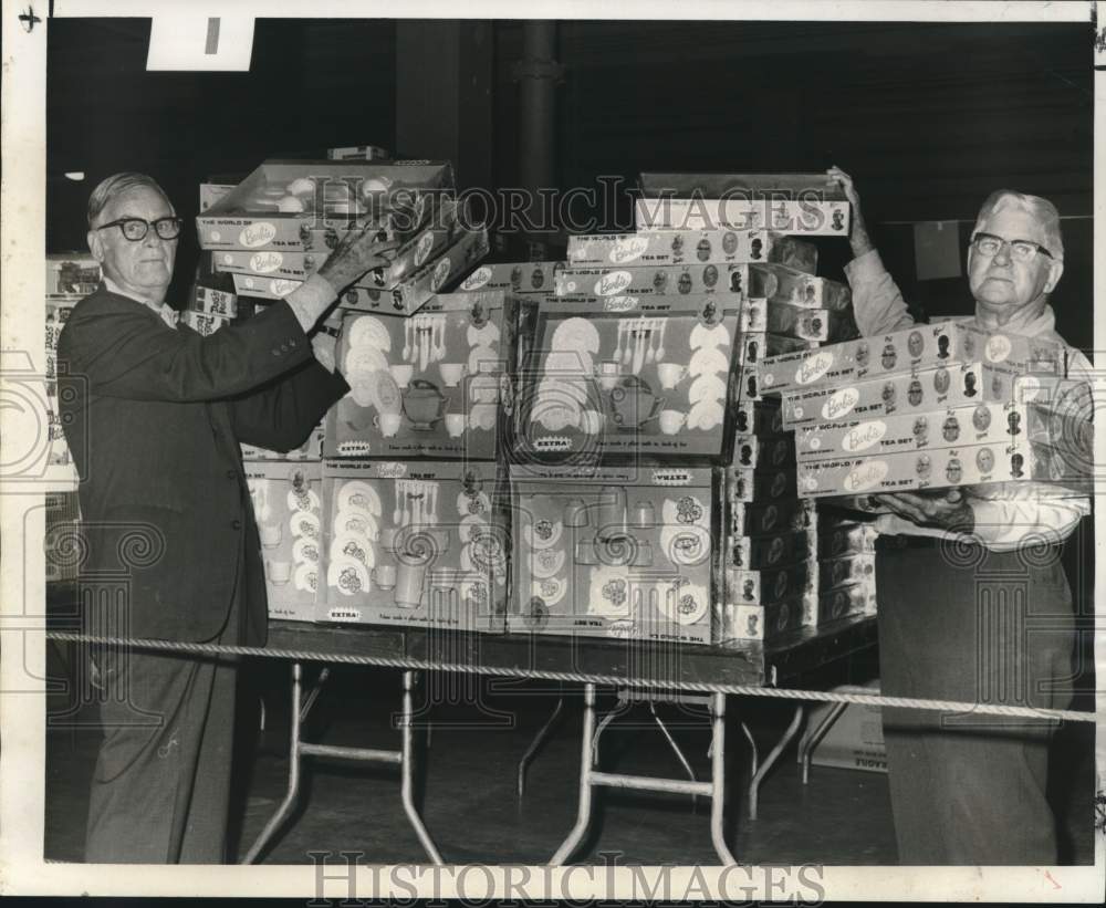 1970 Times-Picayune Doll and Toy Fund members at auditorium - Historic Images