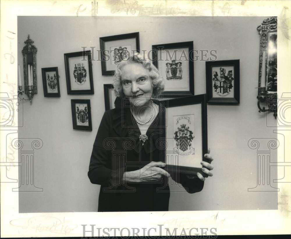 1990 Mrs. Leda de la Vergne St. Paul holds the St. Paul Coat-of-Arms - Historic Images