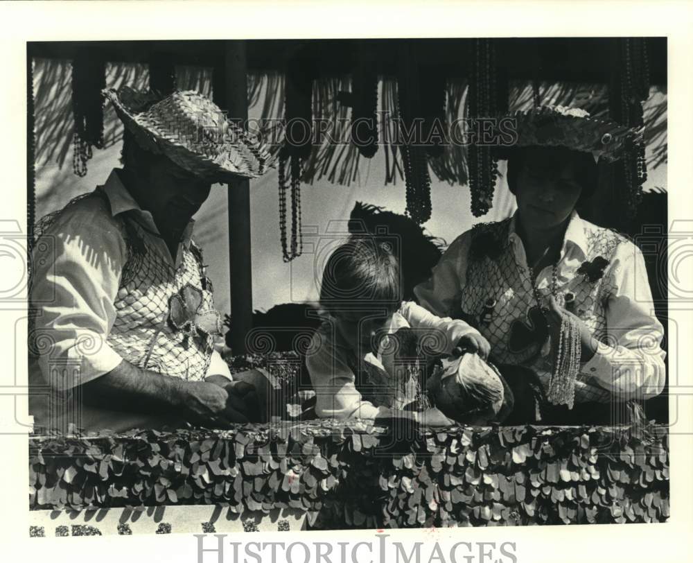 1982 Press Photo Young boy throws cabbage to St. Patrick&#39;s Day Parade crowd. - Historic Images