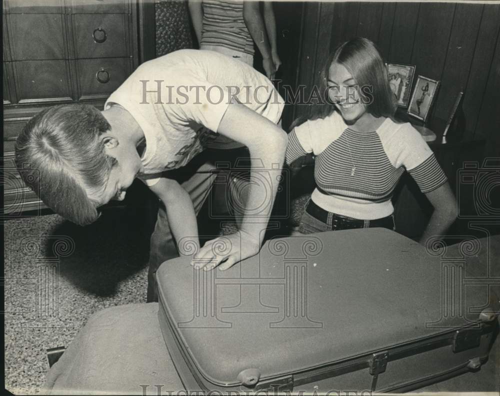 1972 Press Photo Brad Schaefer, Soap Box Derby Champion and big sister Denise - Historic Images