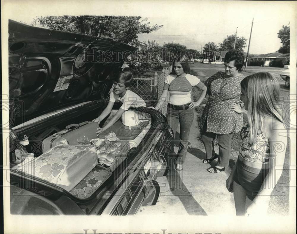 1972 Press Photo Soap Box Derby Champion Brad Schaefer packs car with family- Historic Images