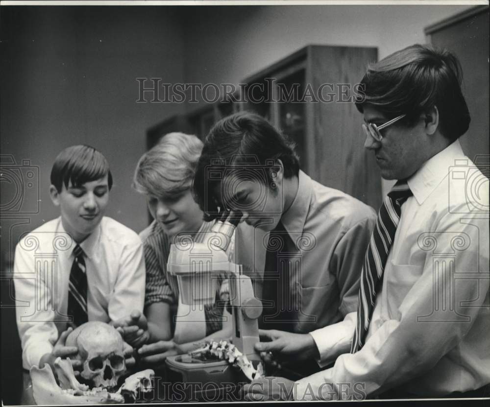 1972 Ronald Engle instructs students in the study of bones – Historic ...