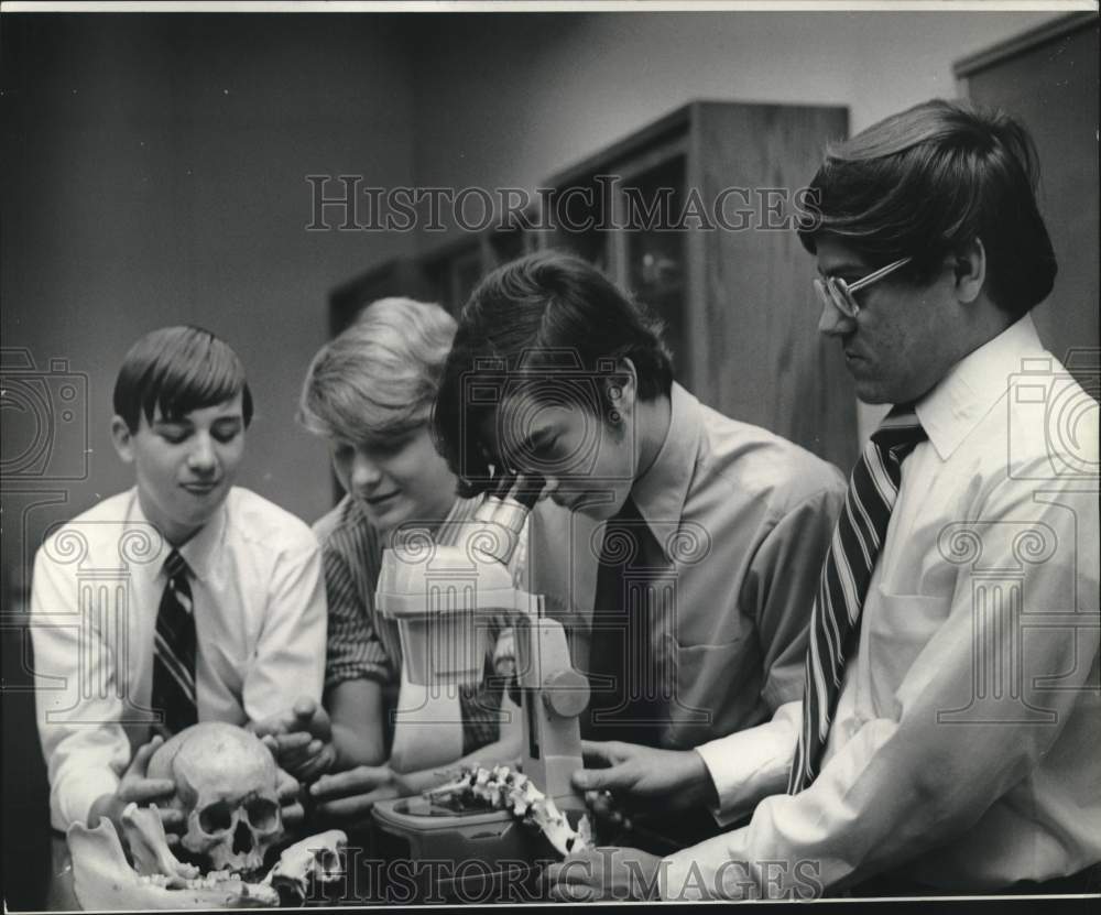 1972 Ronald Engle instructs students in the study of bones - Historic Images