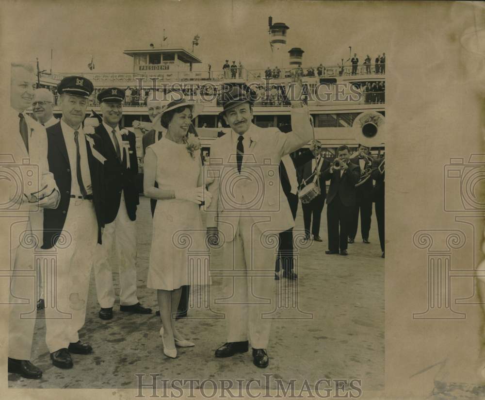 1966 Mayor and Mrs. Victor Schiro wave to well-wishers - Historic Images