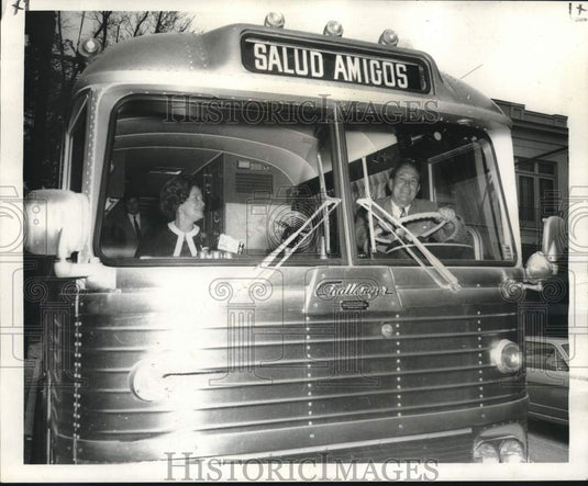 1970 Press Photo Mr & Mrs Herbert Sayers in their customized greyhound bus - Historic Images