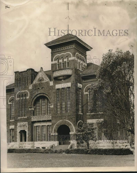 1962 St. Mary Parish Jail exterior view - Historic Images