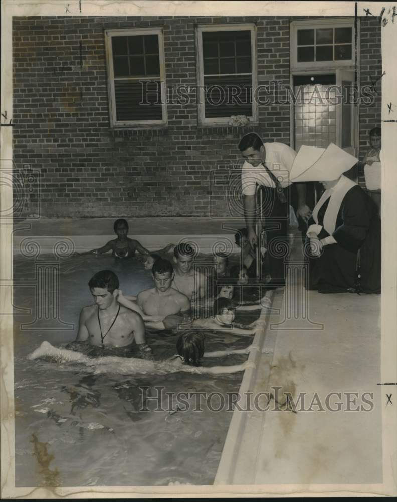 1960 Press Photo St. Mary&#39;s CYO pool hosts St. Elizabeth&#39;s home youngsters - Historic Images