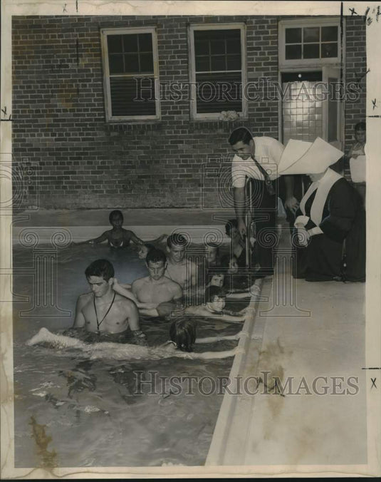 1960 Press Photo St. Mary's CYO pool hosts St. Elizabeth's home youngsters - Historic Images