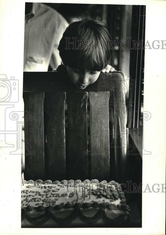 1986 Press Photo St. Charles Streetcar rider Chris Miller takes a look at cake - Historic Images