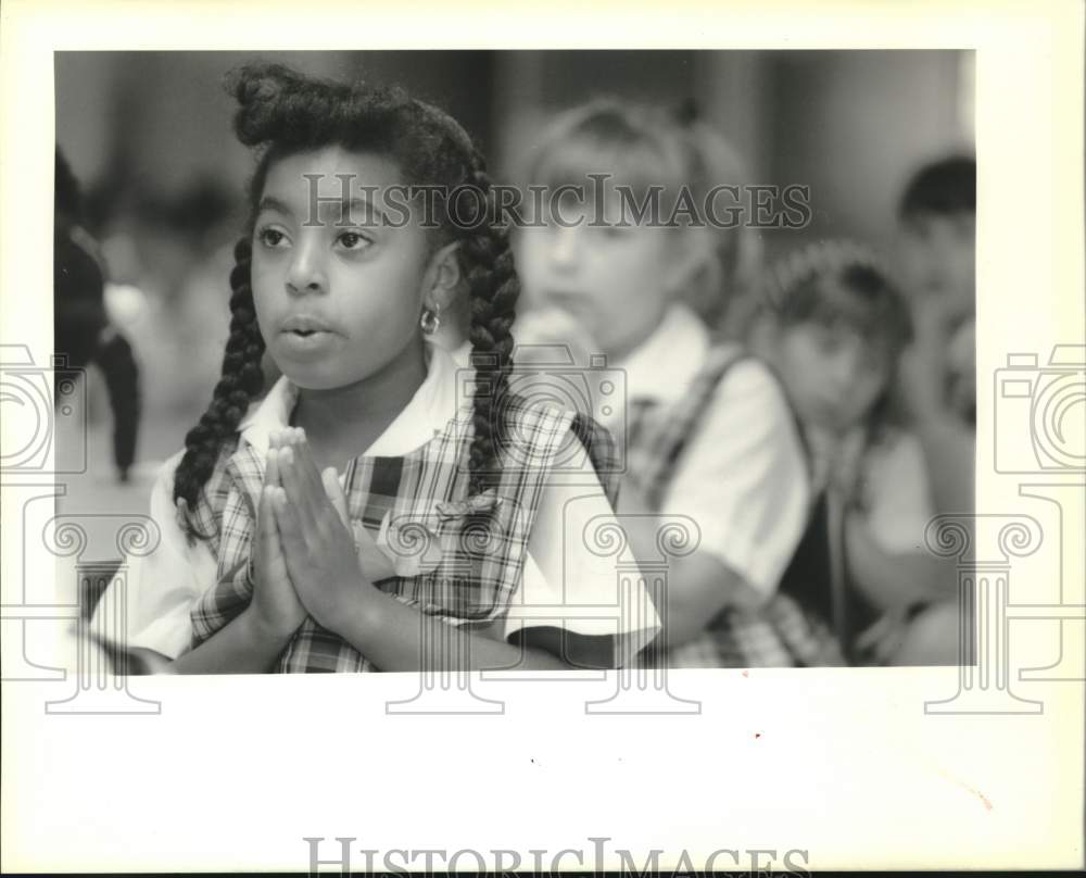 1989 Student at St. Francis of Assisi prays against drugs - Historic Images