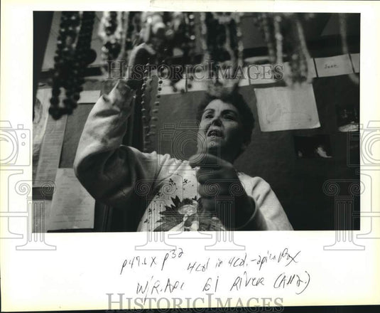 1994 Press Photo St. John  Work Training Center's Sandra Foster sorts beads - Historic Images