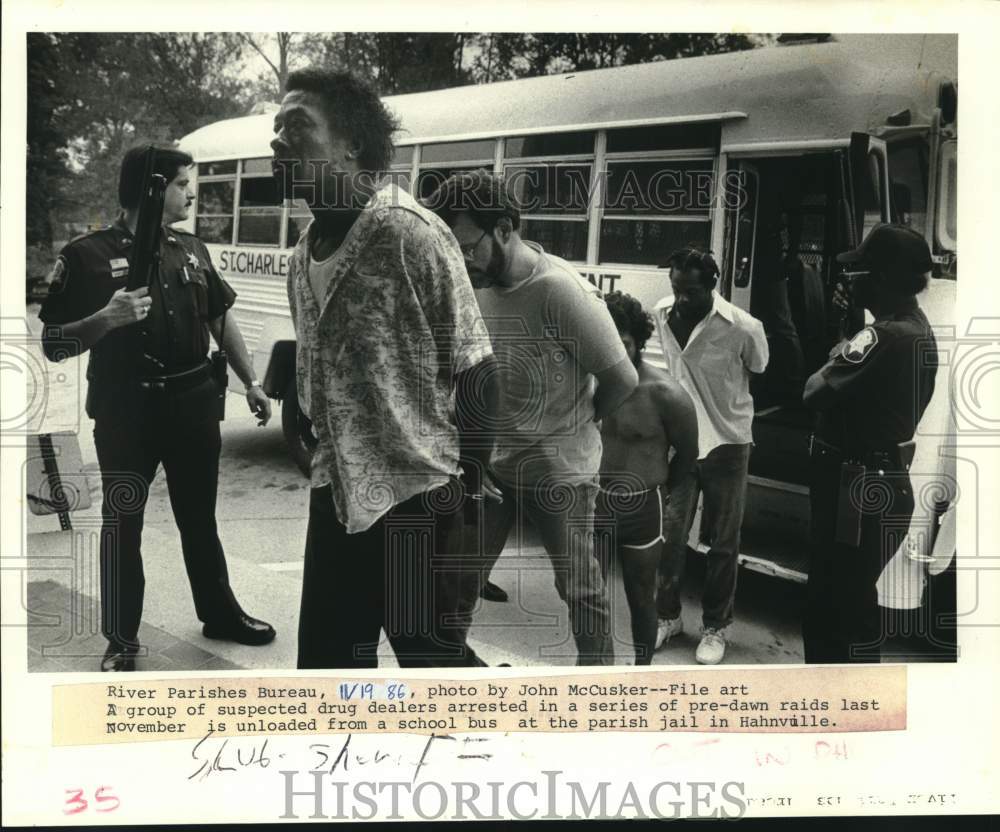 1986 Press Photo St. Charles Sheriff&#39;s Department - Suspects Unloaded From Bus - Historic Images