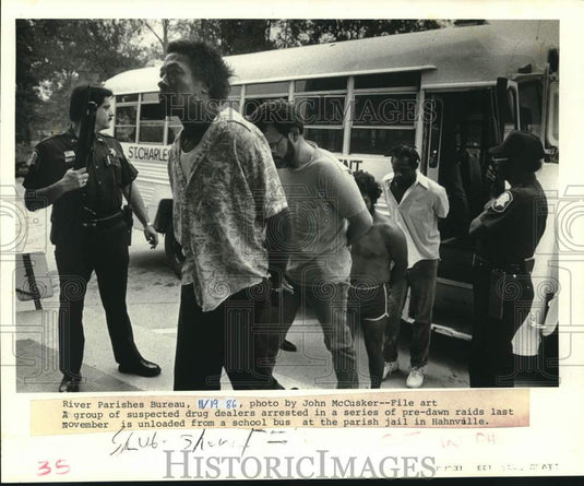 1986 Press Photo St. Charles Sheriff's Department - Suspects Unloaded From Bus - Historic Images