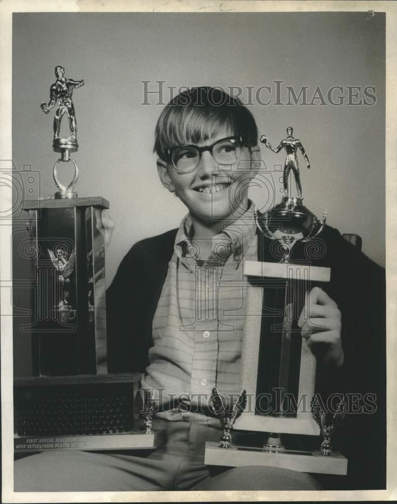 1970 Press Photo John Quick holds Florida Open Table Tennis Tournament Trophies - Historic Images