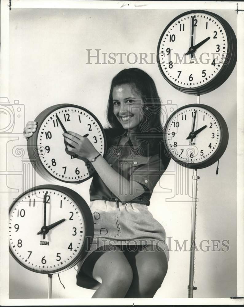 1971 Elaine Rainey reminds everyone for the Daylight Saving Time - Historic Images