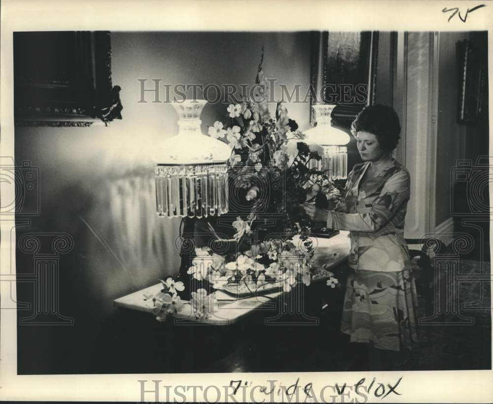 1975 Hattie Stacey arranges flowers in Stanton Hall&#39;s main hall-Historic Images