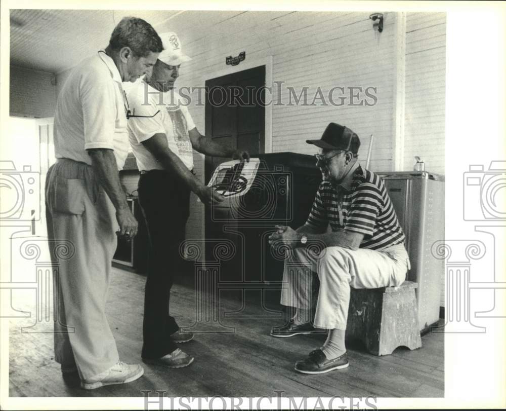 1990 Press Photo Volunteers at St. James Historical Society Museum on break- Historic Images